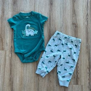 ❤️SOLD ❤️ Child of mide made by Carter’s Size 3-6M. Used in good condition.